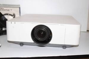 lot 3 image: Sony VPL-FHZ57 WUXGA Widescreen Laser Light Source 4100-Lumen Projection System  Projector & Remote Control