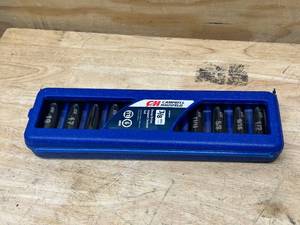 lot 22 image: Campbell Hausfeld 38 Pneumatic Socket Set Model # AA000010 08012412