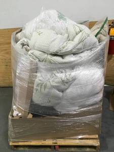 lot 122 image: Pallet of pillows and blankets