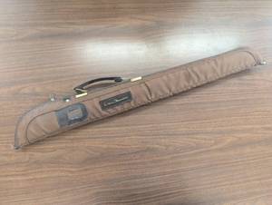 lot 19 image: Man Cave Style Decor - 22oz Pool Stick with Carrying Case