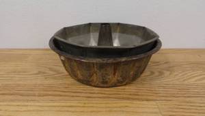 lot 73 image: Set of 2 Vintage Bunt Cake Tins