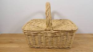 lot 91 image: Large Standard Size Wicker Picnic Basket