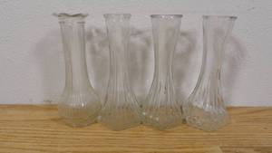 lot 125 image: Lot of 4 Mixed Styles 6 Flower Vases