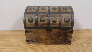 lot 121 image: 8 x 6  x 6.25 Chest Styled Jewelry Box