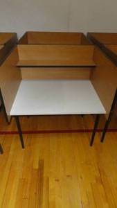 lot 148 image: White and Brown 35W x30D x 24.540.5H Privacy Desk w Shelving