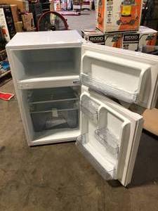 Vissani 3.1 cu. ft. 2-Door Mini Refrigerator in White With Freezer   Customer Returns See Pictures