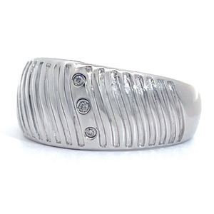 lot 44 image: Diamond Three-Stone Scalloped Seashell Ring