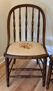 lot 23 image: Pair of Nice Vintage Needlepoint Seated Chairs