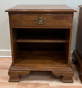 lot 28 image: Pair of Elegant Ethan Allen Side Tables  Nightstands