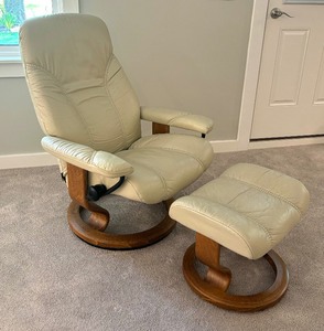 lot 19 image: Stressless Ekornes Chair with Ottoman