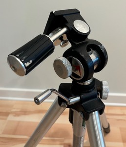lot 65 image: Quick-Set Elevator Hi-Boy IV Adjustable Height Tripod