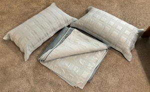 lot 69 image: Fieldcrest Reversible Queen Bedding