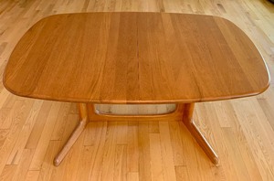 lot 4 image: Mid-Century Modern Dinning Room Table