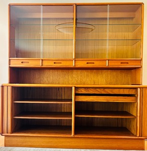 lot 1 image: Mid Century Modern Danish Teak Credenza and Hutch by Kibaek Mbelfabrik