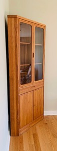 lot 21 image: Mid Century Modern Danish Corner Shelf with Glass Doors