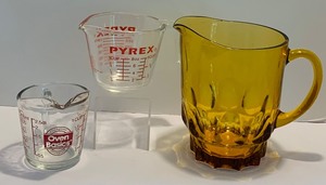 lot 120 image: Beautiful Vintage Amber Glass Pitcher and Glass Pyrex Measuring Cups