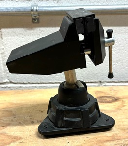 lot 150 image: D-Vise by Dremel