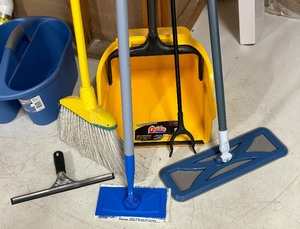 lot 153 image: Cleaning Supplies