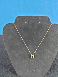 lot 21 image: 18 Goldtone Chain and Pendent