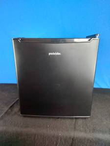 lot 42 image: Proctor Silex 1.7 Cu. Ft. Refrigerator - Black