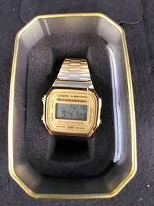 lot 60 image: Timex Mens South Street Black Dial Goldtone Stainless Steel Expansion Band Sport Watch and Leather Strap Set