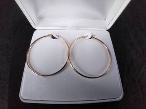 lot 67 image: 10K Gold 2 Round Tube Hoop Earrings