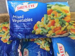lot 307 image: EE 12- 16 oz FROZEN Birds Eye Mixe...