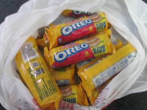 lot 332 image: 12- 4 oz Oreos Golden Double Stuf...