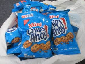 lot 337 image: 12- 3 oz Chips Ahoy Minis...
