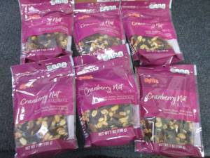 lot 395 image: 6- 7 oz HyVee Cranberry Nut Trail M...