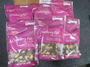 lot 406 image: 6- 7 oz HyVee Cranberry Nut Trail M...