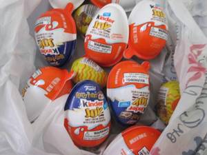 lot 429 image: 12 Kinder Joy...