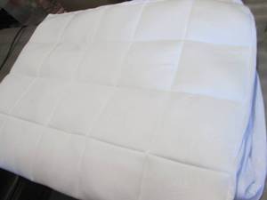 lot 31 image: Allwell Padded Mattress Cover out o...