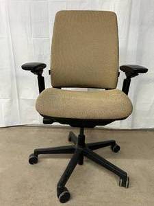 lot 36 image: MSRP $1000 High Quality Steelcase Amia Ergonomic Executive Office&nbspChair With Advanced LiveLumbar System & Amia Air Allows Users To Sit Comfortably For Longer Periods Of Time -12 Year Warranty Great Condition