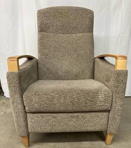 lot 53 image: MSRP $4800 High Quality Krug Jordan Series Executive Suite 3 Position Recliner Chair W Beech Wood Accents & Enhanced Cushioning 350lb Weight Capacity - Excellent Condition Built To Last A Lifetime 10 Year Warranty 