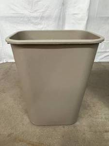 lot 108 image: Lot of 7 Rubbermaid 2957 Plastic Garbage Trash Container Bins - In Good Condition