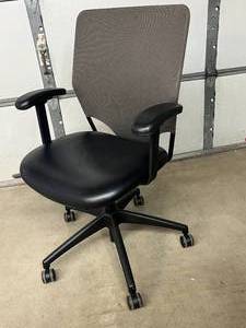 lot 37 image: MSRP $1200 High Quality & Styling Harter Anthro Knit Back&nbspErgonomic Executive Office&nbspChair With&nbspLeather Seat - Great Condition