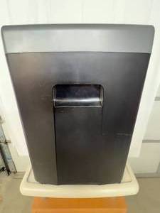 lot 99 image: Amazon Basics B00FA4MP50&nbsp17-Sheet Cross Cut Paper CD Credit Card Office Shredder - In Great Condition