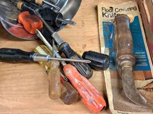 lot 62 image: Lot of (13) Assorted Screwdrivers with Charger