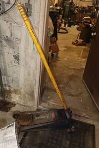 lot 19 image: Walker Floor Jack