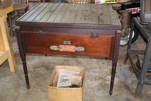 lot 34 image: Vintage Queen K Style Incubator with Instruction Manual