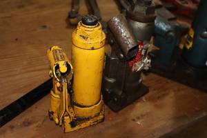 lot 120 image: Lot of (2) Bottle Jacks