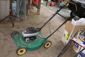 lot 21 image: Weedeater 22 Briggs & Stratton Quattro 4hp Push Mulching Lawn Mower