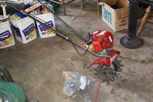 lot 22 image: Mantis Gas Cultivator with Spare Parts