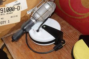 lot 194 image: Dayton No. 1A135 20 110V 7 Amp 183 SVT Shop Work Light with Cord Reel
