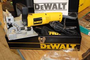 lot 198 image: DeWalt Heavy Duty Electric Plate Joiner Kit DW682K
