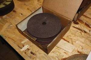 lot 215 image: Lot of (21) 3M 7 Closed Coat Heavy Fibre Amuminum Oxide Sanding Discs 36 Grit