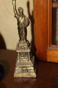 lot 1006 image: 4-12 Mini Statue of Liberty Table Dcor