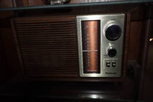 lot 1018 image: Vintage Panasonic 8W Table Radio RE-6280