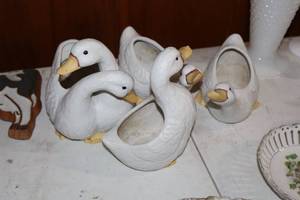 lot 1028 image: Lot of (4) Table Dcor - Geese